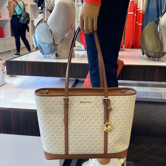 Michael Kors Handbags - MICHAEL KORS
Jet Set Travel Large Logo Tote Shoulder Bag
COLOR VANILLA
NWT